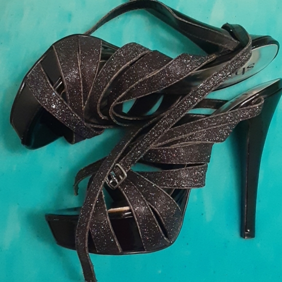 Heels - Picture 4 of 4